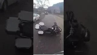 Miniature : Il glisse sur une plaque de verglas en hiver #crash #fail #moto #prudence #trail #shorts