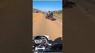 Miniature : une voiture lui coupe la route ! #crash #fail #moto #prudence #shorts