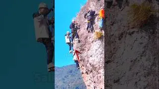 Miniature : Ils escaladent une falaise à 100 mètres du sol avec une simple corde 😱