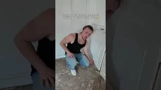 Miniature : Un détalonnage sous porte démesuré