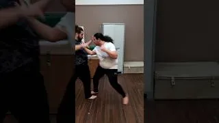 Miniature : Coup de pression parle col que faire ? #selfdefense #shortyoutube #defense