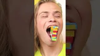 Miniature : Combien pouvez-vous en mettre dans votre bouche ? 😮 #shorts