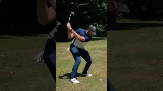 Miniature : Quel score fait un pro avec des clubs de 7 ans sur un par 5 ? (départs violets)