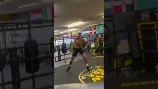 Miniature : JAB le coup le plus important en boxe. Fais 3-4round de jab uniquement en shadow chaque entraînement