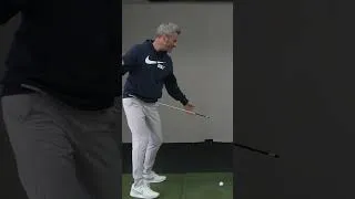 Miniature : Le bas du corps en premier au golf!  #golf #ecoledegolf #golfswing #coursdegolf #golftips  #shorts