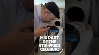 Miniature : Chef Florian Coignée from Sodexo Canada cooks celery with zero waste. 🧑‍🍳 😋 #Recipe #FoodLover