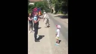 Miniature : Un petit garçon chante La Marseillaise face à un policier