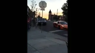 Miniature : Un skateur casse le pare-brise d'une McLaren