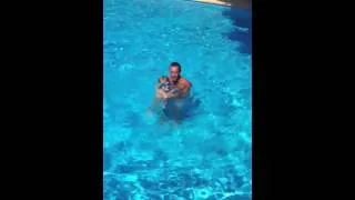Miniature : Un salto arrière pour Baptiste 4 ans - Cours de Natation Cannes
