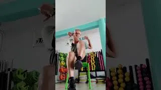 Miniature : Abdos faciles à la maison 🪑 | Élastique, bâton et chaise – spécial 50+ 💪 #astucefitness #elastique