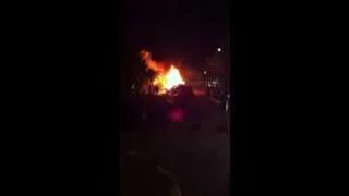 Miniature : Voiture en feu à Kigali Vs petit extincteur