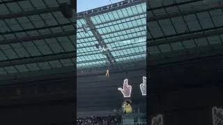 Miniature : L'entrée folle et historique de JUL au Stade de France : arrivée par les airs comme Johnny Hallyday