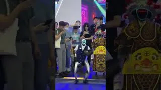 Miniature : Chute d'un robot danseur