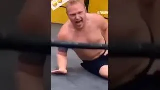 Miniature : Catch : Elle s’accroche le pied et tombe en plein dans ses coui**es #wwe #catch #wrestling #mdr #aie