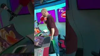 Miniature : L’équipe ne voulait pas danser, alors on a trouvé la solution pour faire bouger la team Sweet FM