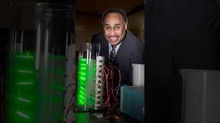 Miniature : Ce physicien veut construire une machine à remonter le temps pour sauver son père