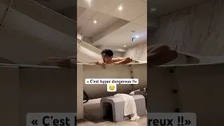 Miniature : Un TOBOGGAN aquatique dans un love hôtel