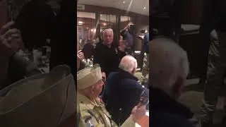 Miniature : Nuts Weekend 2019 - Les vétérans chantent Blood On The Riser au Bistrot Léo de Bastogne