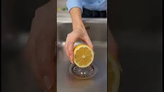 Miniature : Arrêtez les odeurs d'évier avec un citron à moitié dans le drain #Shorts