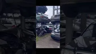 Miniature : un lot de voitures #mercedes abandonnées dans une casse auto #automobile #accident