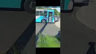 Miniature : CHOC : un bus défonce une voiture en plein conflit