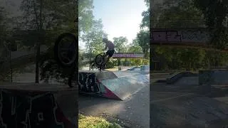 Miniature : À 2 cm du crash sur la réception 🥸 #nexuspark #bmx #bmxplus #bmxstreet