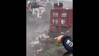 Miniature : Japon : Glissement de terrain spectaculaire