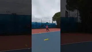Miniature : Léa 6 ans prise de balle en revers en avançant