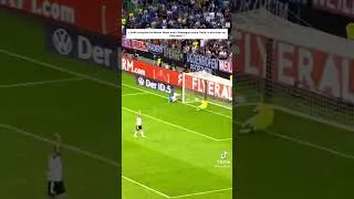 Miniature : Après l’arrêt du siècle de Gordon Banks face à Pelé en 1970, voici l’arrêt du XXIe siècle réalisé…