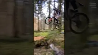 Miniature : Il saute par dessus une rivière ! 🤯🔥 #mtb #freestyle #bike