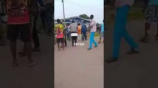 Miniature : Tension à Ngo au Congo: Véhicules de police incendiés suite au décès en prison d'un délinquant.