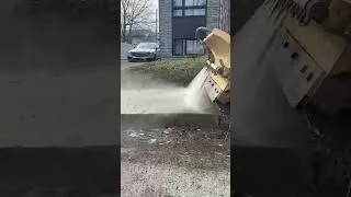Miniature : Une machine à trottoir en action qui dirige les débris du trottoir vers la chaussée