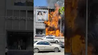 Miniature : Un impressionnant incendie a touché un bâtiment commercial