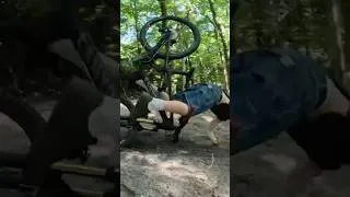 Miniature : CRASH DE L’ESPACE EN DIRECT ! (Il s'en sort bien) #mtb