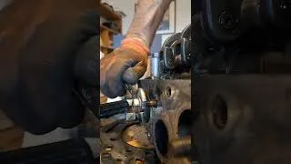 Miniature : Enlever un goujon grippé sur la culasse d'un L200K74