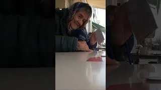 Miniature : Aidez-moi ! Que m'a dit cette vielle dame portugaise quand elle a perdu au grattage ? Merci