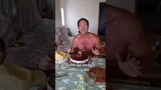 Miniature : ZeTrader souffle les bougies de son gâteau d'anniversaire pour ses 51 ans à Paiporta Valence Espagne